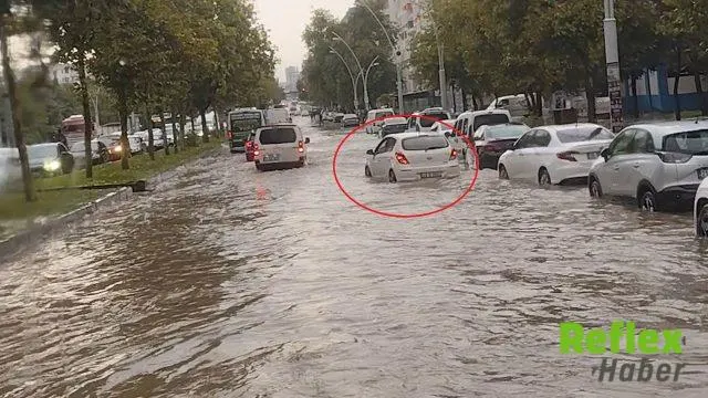 Otomobilindeki Suyu Bardakla Boşaltmaya Çalıştı
