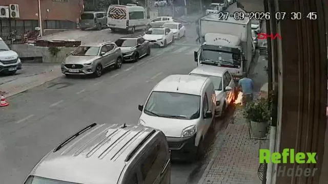 Kağıthane'de Yer Altı Kablolarındaki Yangın Otomobile Zarar Verdi