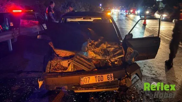 Manavgat'ta Otomobil Otobüse Arkadan Çarptı: Sürücü Ağır Yaralı