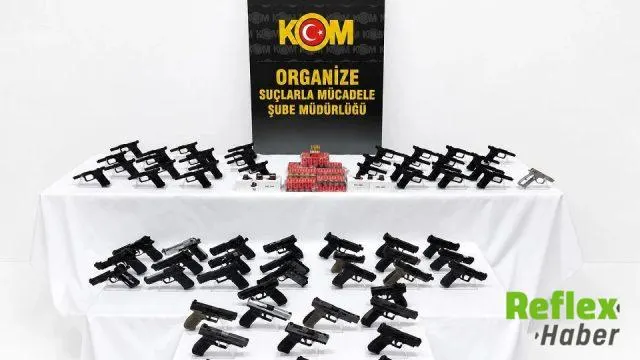 İ̇zmir Kemalpaşa’da İ̇malathaneye Operasyon: 33 Ruhsatsız Tabanca Ele Geçirildi