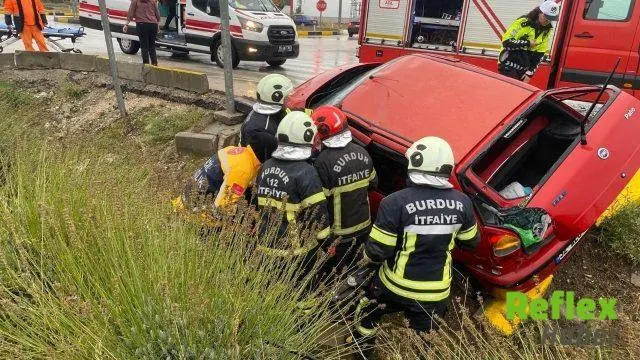 Dostluk Kavşağı’nda Otobüsle Otomobil Çarpıştı: 2 Yaralı