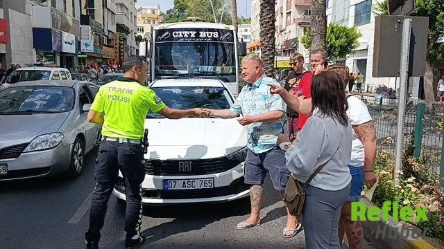 Manavgat’ta yayalara yol veren turistin otomobiline minibüs çarptı