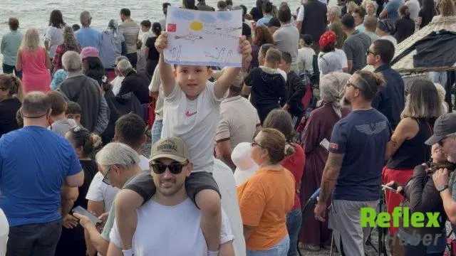 Türk Yıldızları Çalış Sahilinde Gökyüzünü Akrobasiyle Renklendirdi