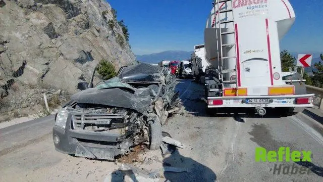 Bolu'nun Mudurnu İ̇lçesinde Tır Ve Pikap Çarpıştı: 1 Ölü, 2 Yaralı