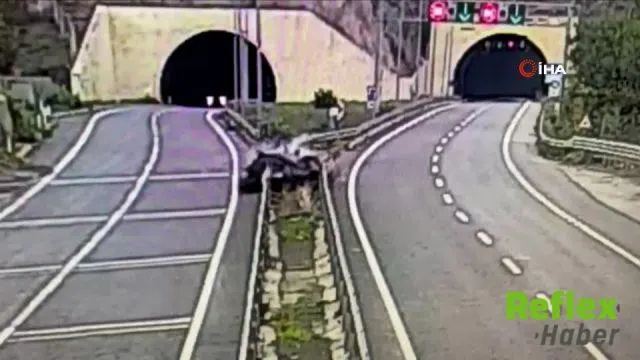 Mescitli'de Bariyerlere Saplanan Otomobilde Bir Kişi Öldü