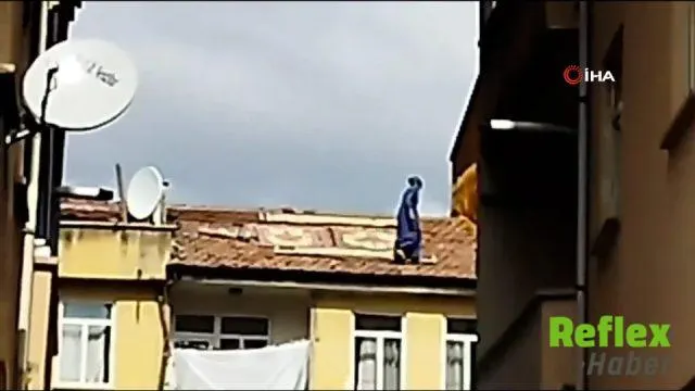 Elazığ’da Çatıya Halı Seren Kadın Kamerada