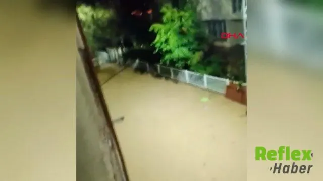 Çanakkale'de Sağanak Yağış Biga'da Sokakları Göle Çevirdi