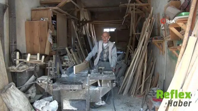 90 yaşındaki Reşit Usta, ahşap işçiliğini oğluyla yaşatıyor