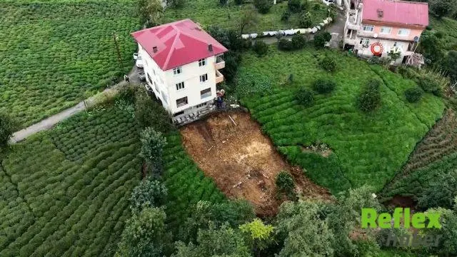 Rize'de heyelan: Üç katlı evin altındaki toprak kütlesi koptu