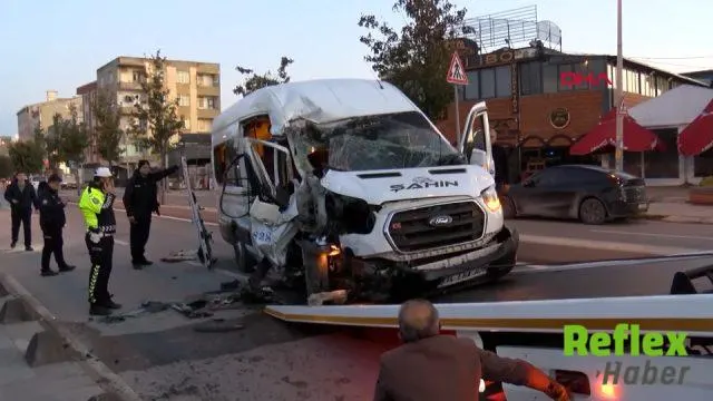 Arnavutköy'de Servis Minibüsü Hafriyat Kamyonuna Çarptı: 9 Yaralı