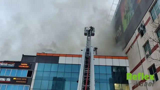 Küçükçekmece'de Tekstil Atölyesi Yangını Bitişik Çatıya Sıçradı