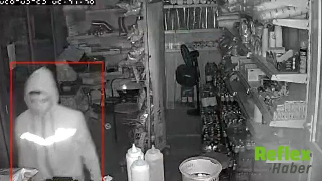Besni'de Konteyner Markete Giren Şüpheli Kasadaki Paraları Alıp İ̇çecek İ̇çti
