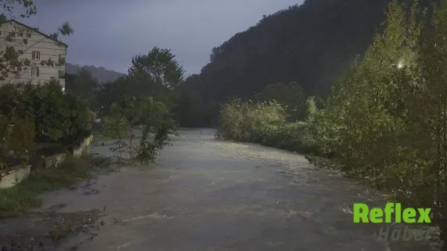 Arnavutköy'de Taşan Alibey Deresi Okul Bahçesini Su Bastı