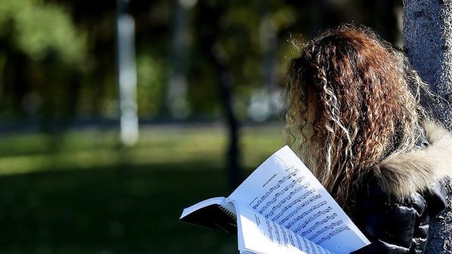 Ergenlik yaşı 30'lara yükseldi: Uzm. Psikolog Büyükbaşoğlu genç yetişkinlikteki kimlik inşasını yorumladı
