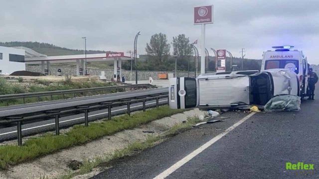 Eskişehir'de Islak Yolda Kontrolden Çıkan Araç Yan Yattı: 4 Yaralı