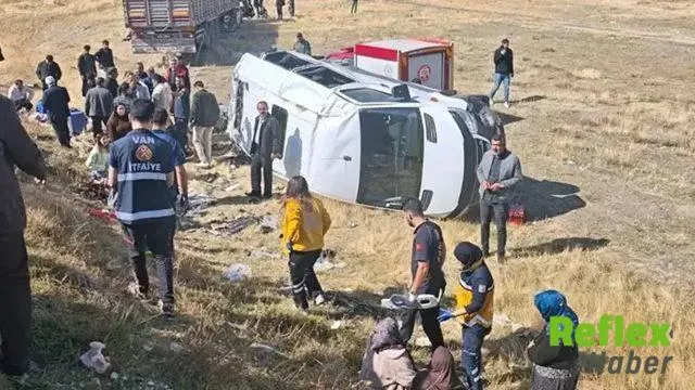 Van'da Tir Ve Yolcu Minibüsü Çarpıştı: 1'i Ağır 11 Yaralı