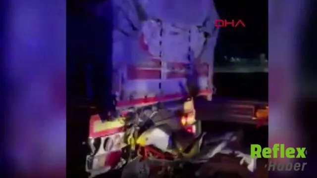 Hatay’da motosiklet emniyet şeridindeki TIR’a çarptı: Sürücü ağır yaralandı