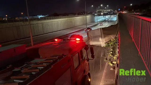 Eskişehir’de Marul Yüklü Kamyonet Alt Geçitte Devrildi