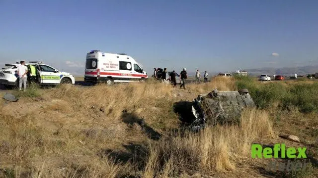 Kayseri’de refüje çarpan otomobil şarampole devrildi: 3 yaralı