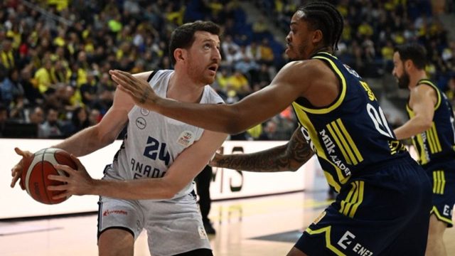 Fenerbahçe Beko, derbide Anadolu Efes'i uzatmada 97-94 yendi