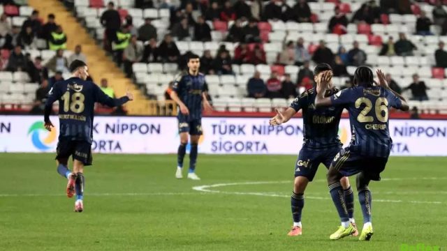 Fenerbahçe Deplasmanda Direndi Ancak Zirve Yarışında Avantaj Kaybetti