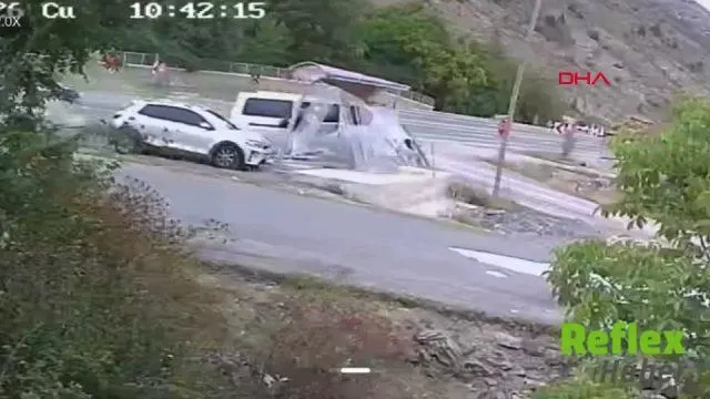 Gümüşhane’de Minibüs Ve Otomobil Durağa Savruldu: 4 Yaralı