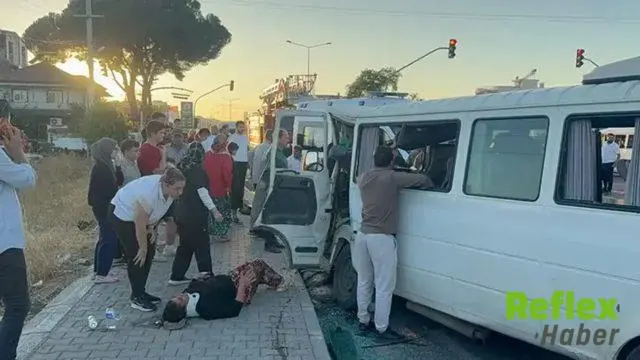 Beton mikseri karşı yola geçip iki minibüsle çarpıştı: 1 ölü, 8 yaralı