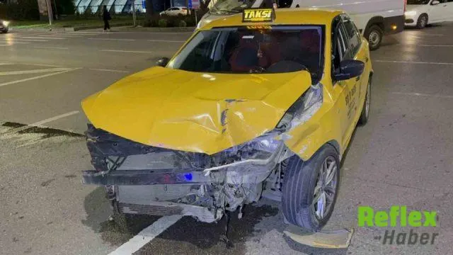Samsun’da iki ticari taksi kavşakta çarpıştı: 2 sürücü yaralandı