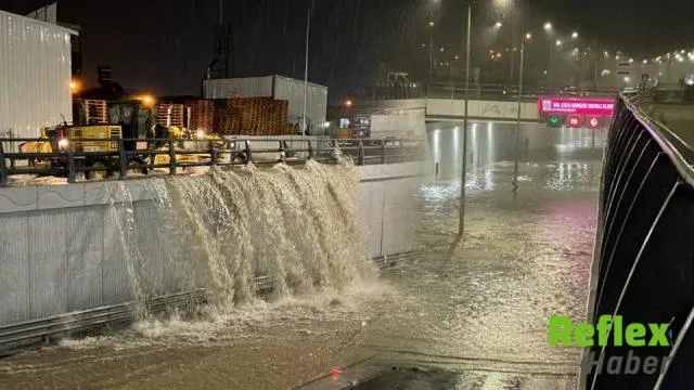 Üç Kentte Sağanak Alarmı: Ev Ve Araçlar Sular Altında Kaldı