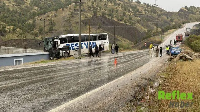 Tırla Çarpışan Otobüs Eve Çarptı: 15 Yaralı