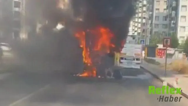 Diyarbakır’da seyir halindeki belediye otobüsü alevlere teslim oldu