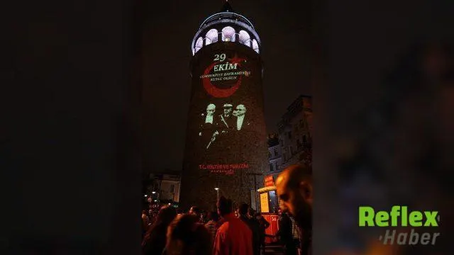 Galata Kulesi’nde Cumhuriyetin İşığı Atatürk Fotoğraflarıyla Yansıdı