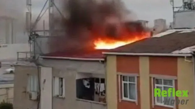 Küçükçekmece'de İ̇ki Katlı Binanın Çatısındaki Yangın Söndürüldü