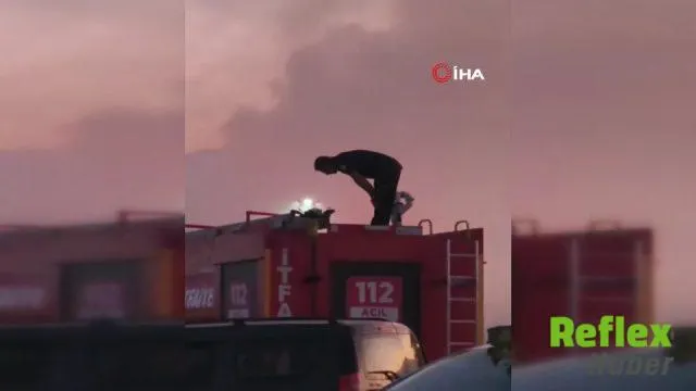 Yangını söndürdü, namaz vaktinin bitmesine dakikalar kala itfaiye aracının üzerinde namaz kıldı
