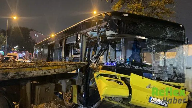 Bağcılar’da İ̇ett Otobüsü Park Halindeki Çekiciye Çarptı