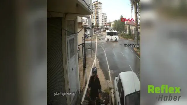 Kozan’da Motokuryenin Başına Boru Düştü, Kaskı Hayatını Kurtardı