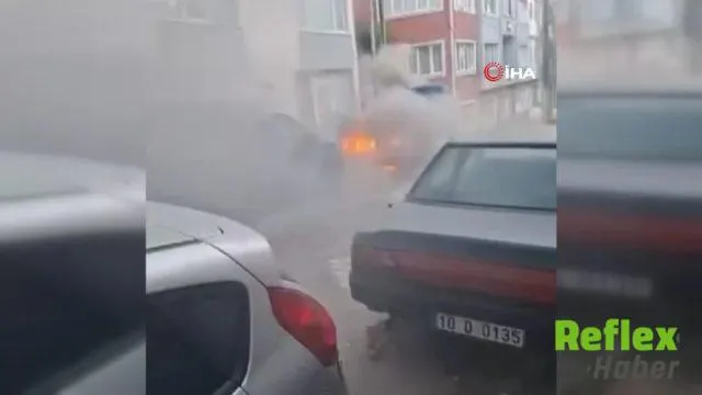 Bandırma'da Park Halindeki Otomobilin Motoru Alev Aldı
