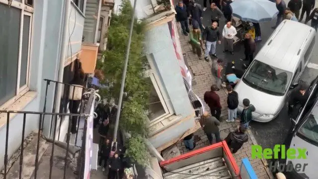Beyoğlu’nda Otel Tabelasından Düşen Kadın Yaralandı