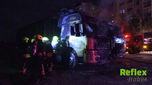 Bolu'da İ̇ki Tır Alevlere Teslim Oldu