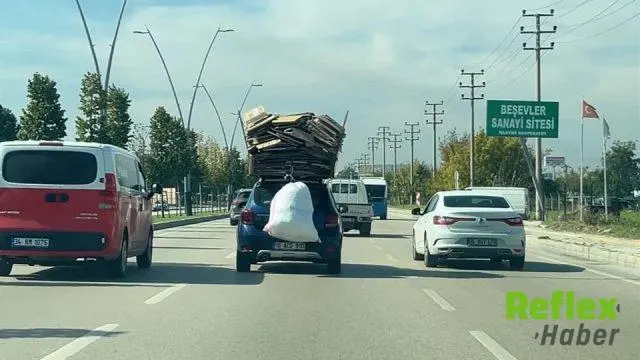 Bursa’da Otomobil Üzerindeki Kartonlarla Tehlikeli Yolculuk