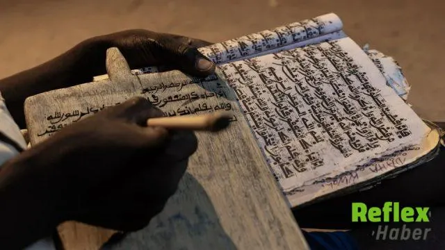 Nijerya’da çocuklar ahşap levhalarda Kur’ân-ı Kerîm öğreniyor
