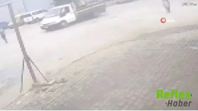 İ̇zmir'de Motosiklet Kamyonetin Altında Kaldı, Kaza Kamerada