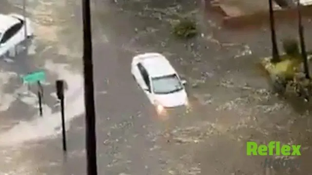 Quito'da Sel Suları Araçları Sürükledi