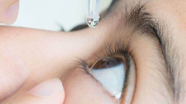 Göz kuruluğuna karşı damla tedavisi