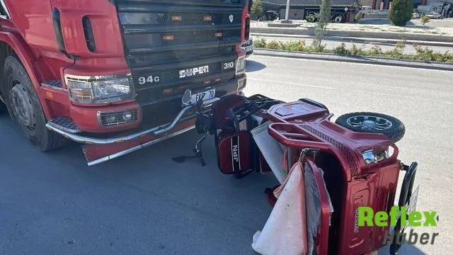 Kamyonla Çarpışan Elektrikli Bisikletteki İ̇ki Kişi Yaralandı