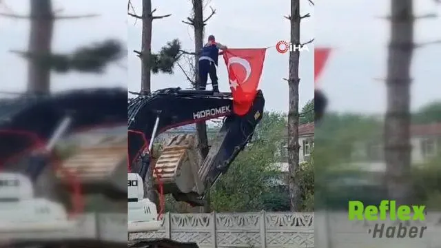 Mehmet Akçay Türk Bayrağını Düzeltti, Ardından Öptü