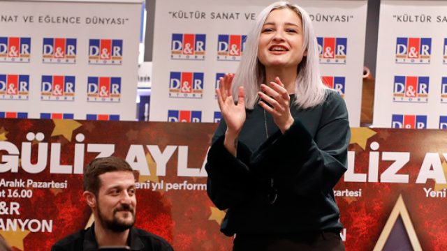Güliz Ayla şarkılarını yeni yıl için söyledi