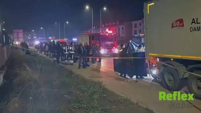 Balıkesir'de Emniyet Şeridindeki Tır'a Çarpan Motosikletin Sürücüsü Öldü