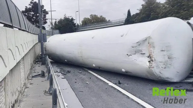 Bakırköy'de Devrilen Tankerin Şoförü Yaralandı