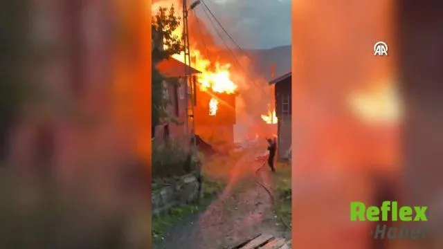 Kastamonu'da ahşap evlerde yangın: 8 ev alevlerden etkilendi